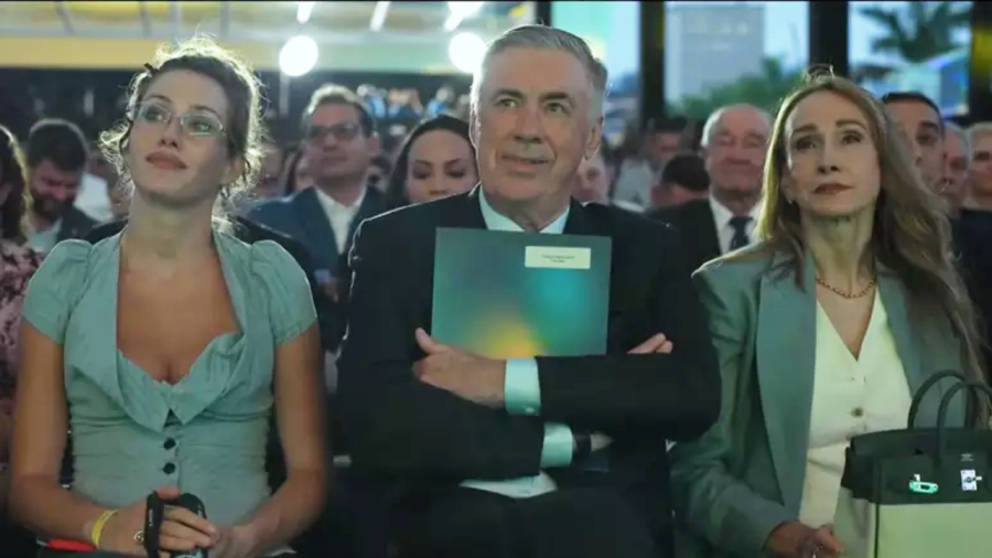Quem é a moça que acompanhou Ancelotti e a esposa na convocação?