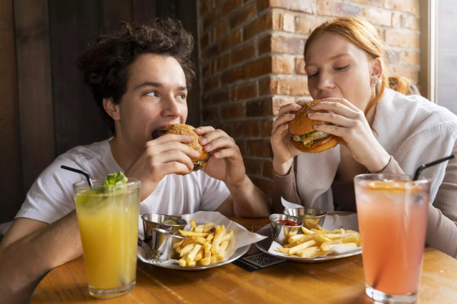 Comer rápido demais pode ser o vilão da sua dieta.