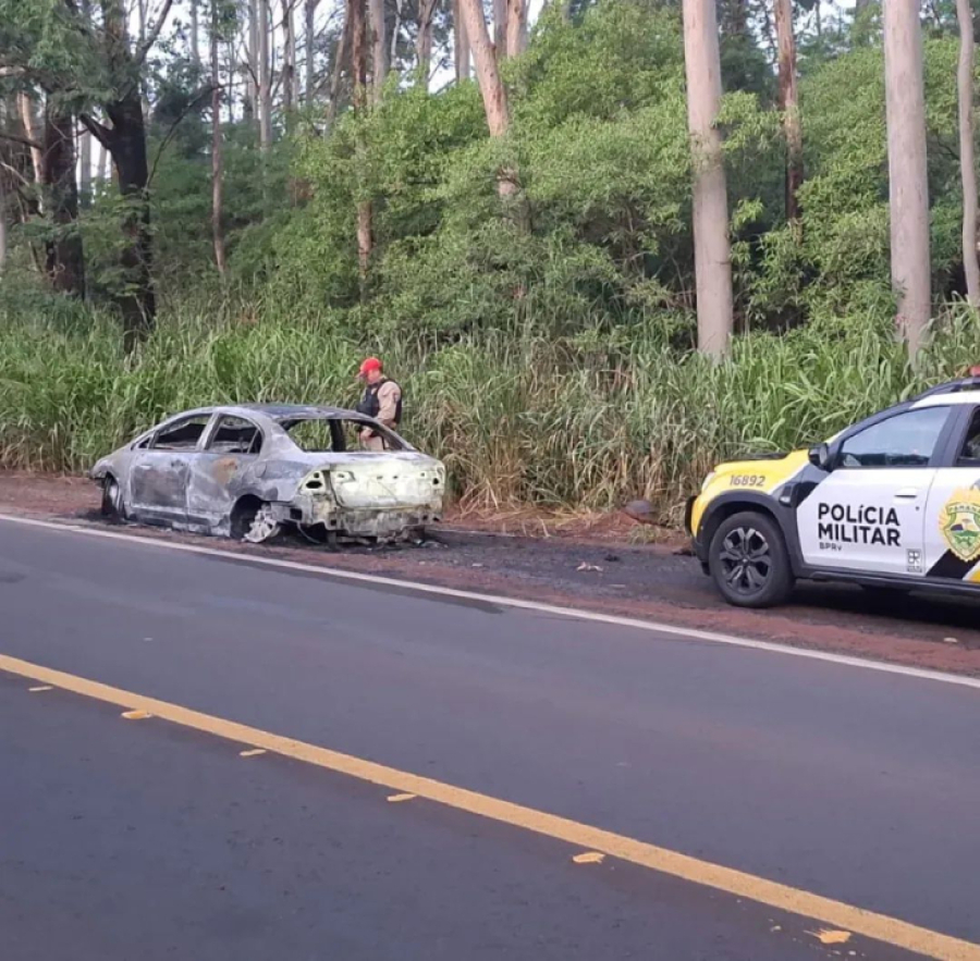 Carro pega pega fogo na PR-317, em Santa Fé
