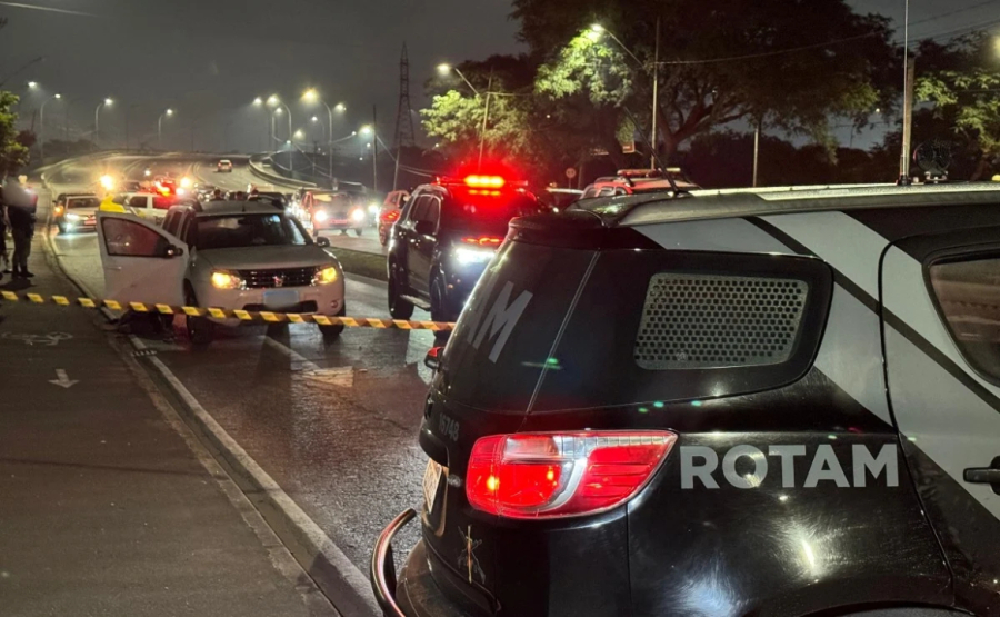 Criminosos armados reagem à abordagem policial e morrem.