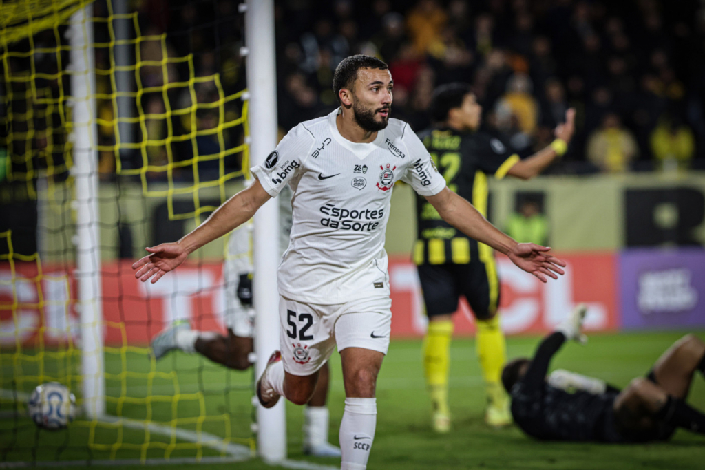 Corinthians empata com Peñarol e garante liderança 