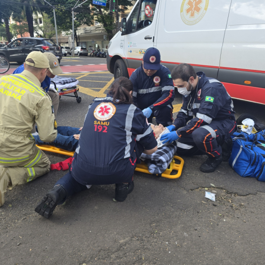 Atropelamento deixa homem ferido e acende alerta sobre uso de celular ao caminhar.