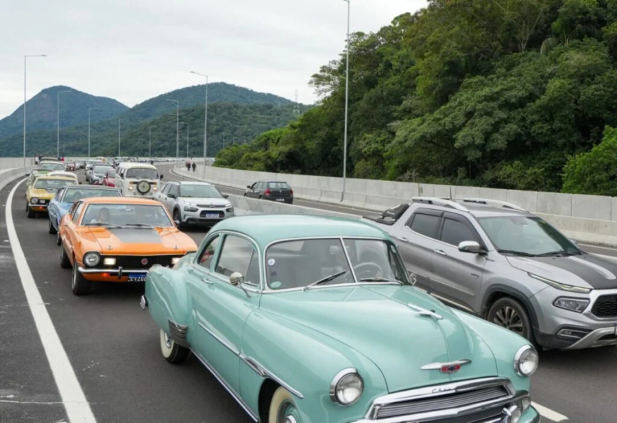 Carros antigos desfilam pela Ponte de Guaratuba