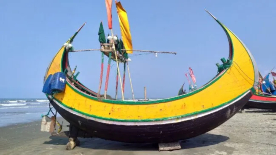 Barco em formato de Lua navega em zigue-zague