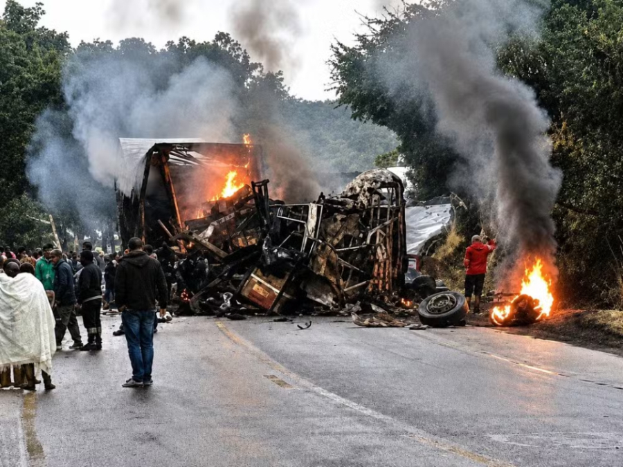  Ônibus e carreta pegam fogo e deixam 8 mortos.