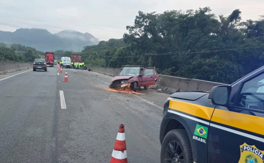 Motorista morre em acidente entre carros, caminhão e van na BR-277