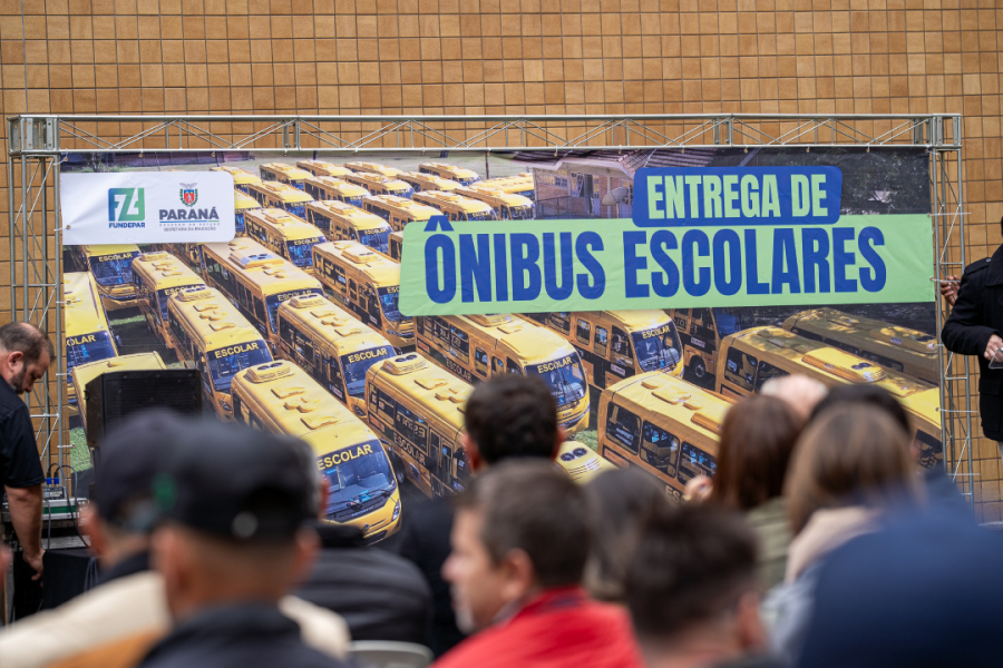 Paraná entrega mais 88 ônibus escolares para atender 76 municípios.