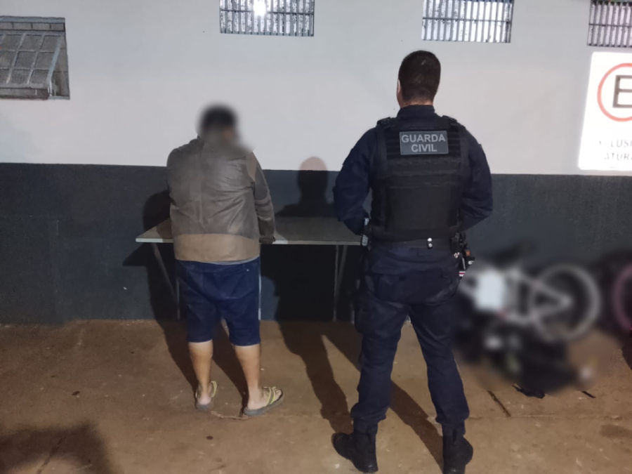Motorista dormindo e carro atravessado na pista
