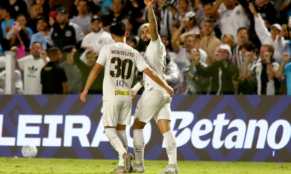 Gabigol marca, é expulso após gesto obsceno