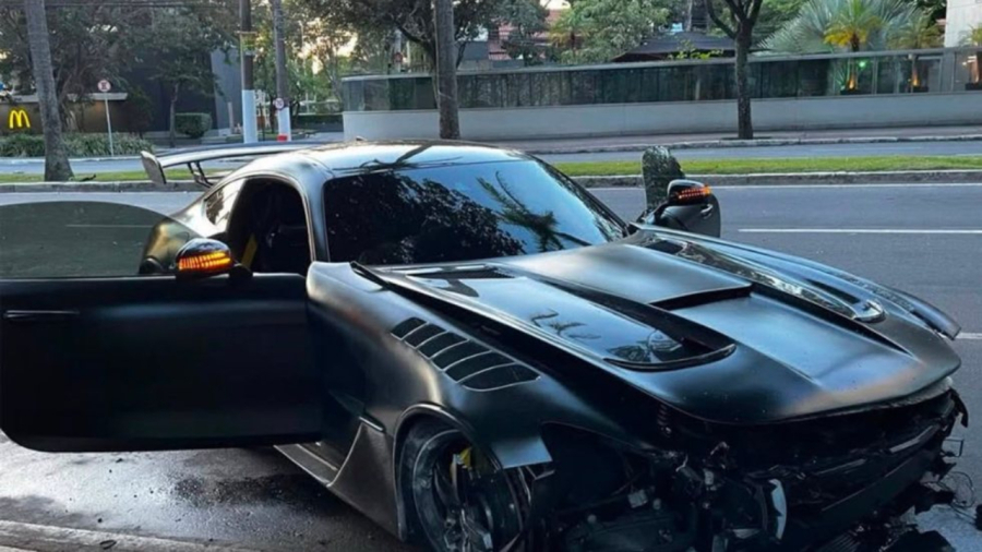 Mercedes bate em árvore e motorista foge