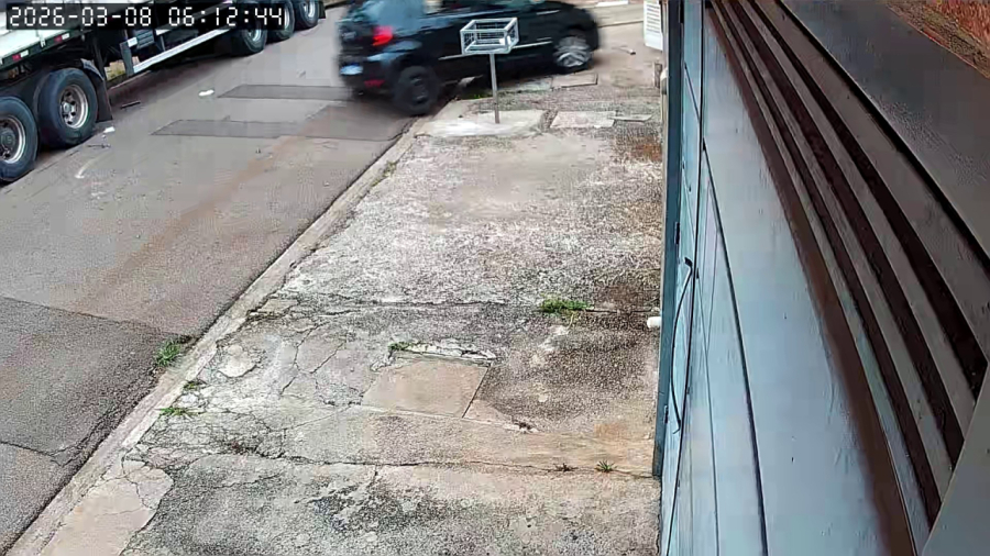 Mulher presa após jogar carro contra portão do ex.