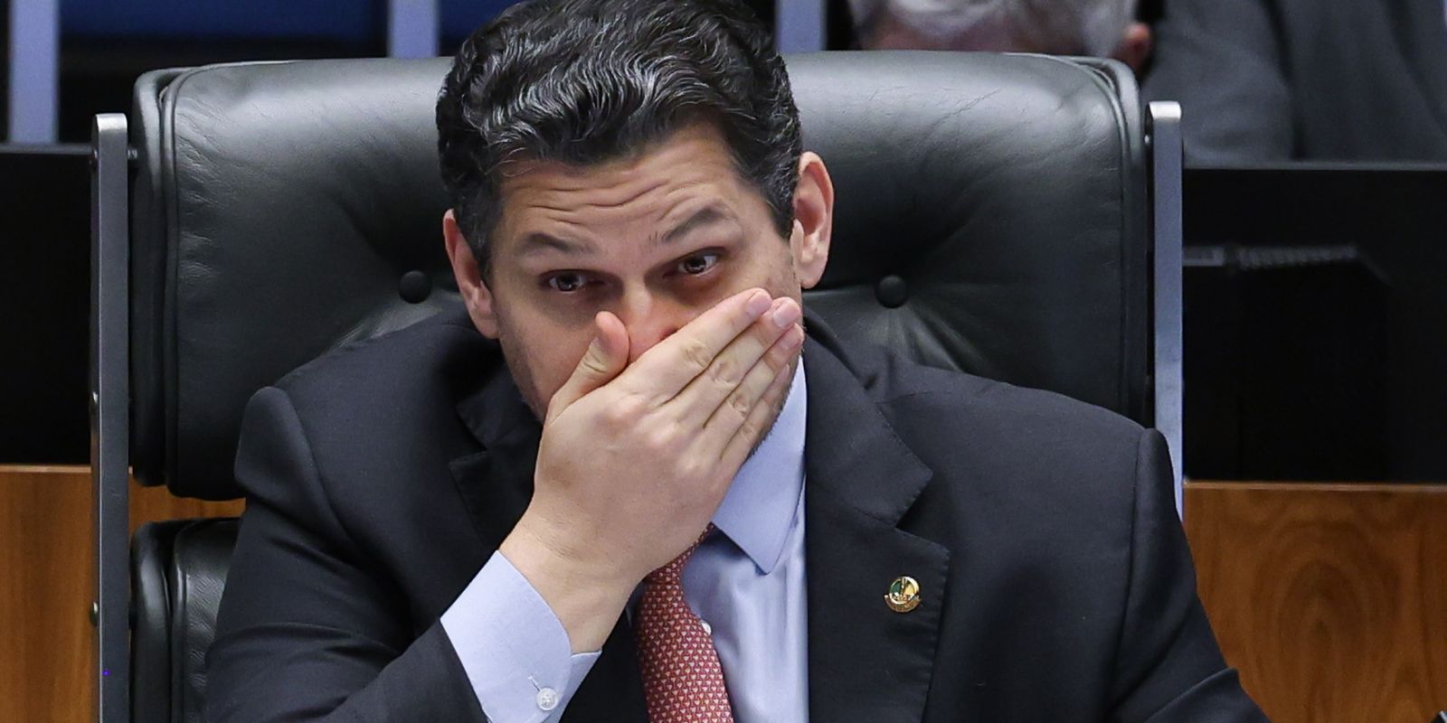 Alcolumbre mantém silêncio sobre 6x1 