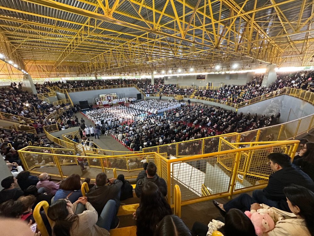 Milhares de fiéis participam da celebração de Corpus Christi