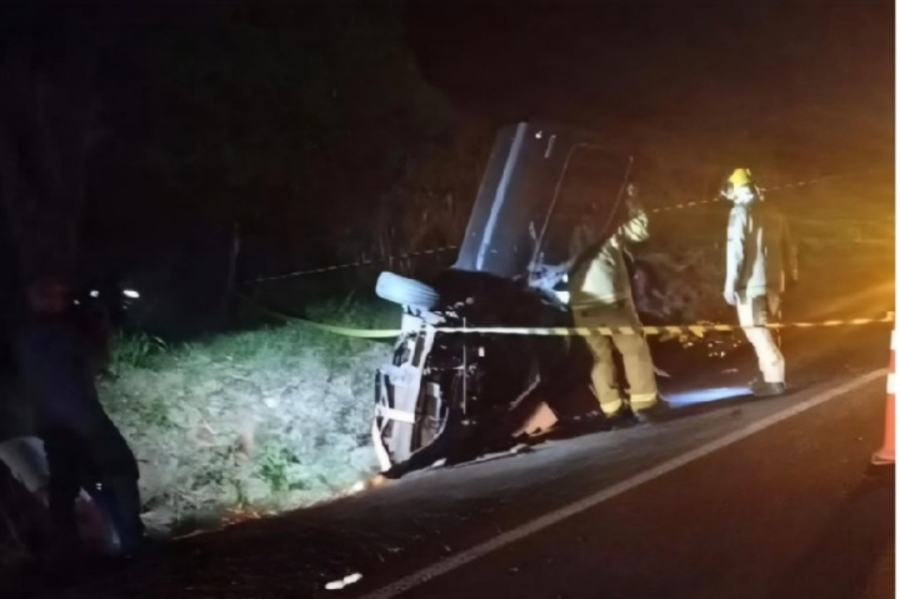 Colisão frontal na BR-376 deixa três mortos e três feridos 