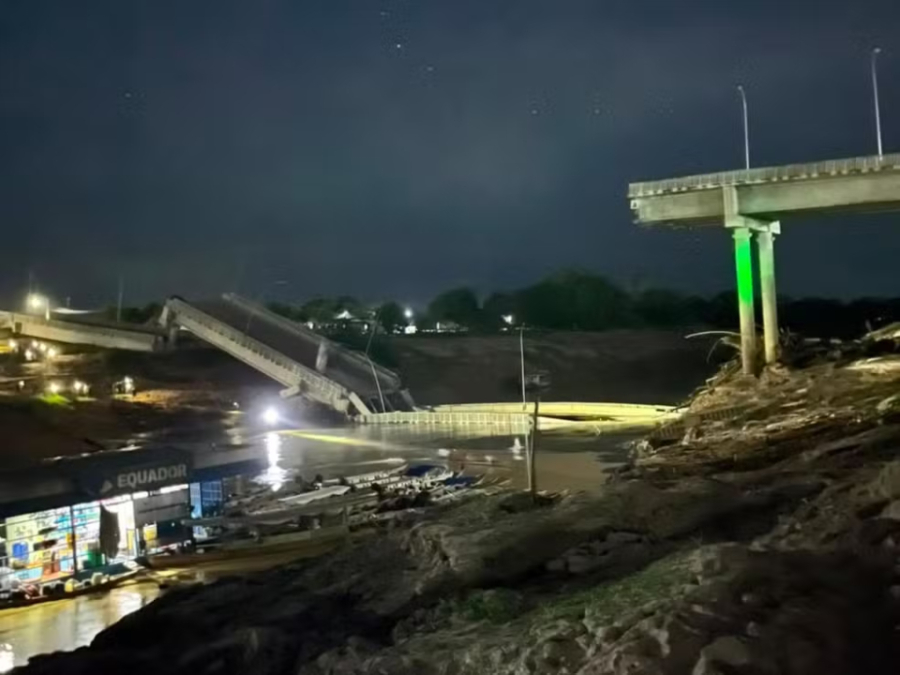Ponte inaugurada em 2023 desaba e deixa feridos