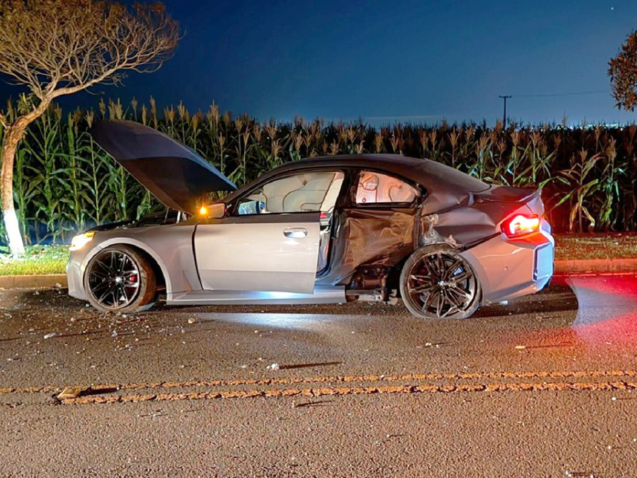 Acidente deixa BMW destruída.