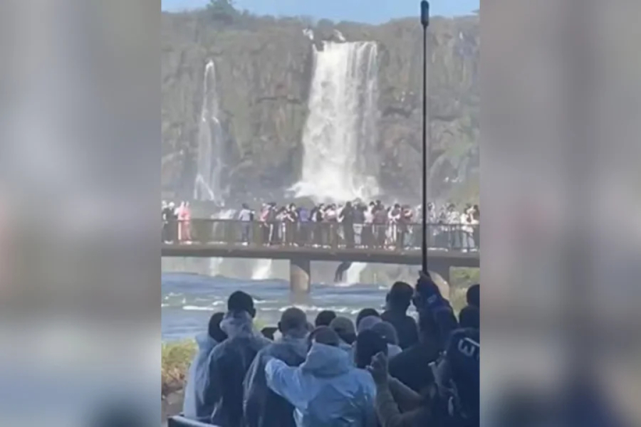 Turista pula nas águas das Cataratas do Iguaçu 
