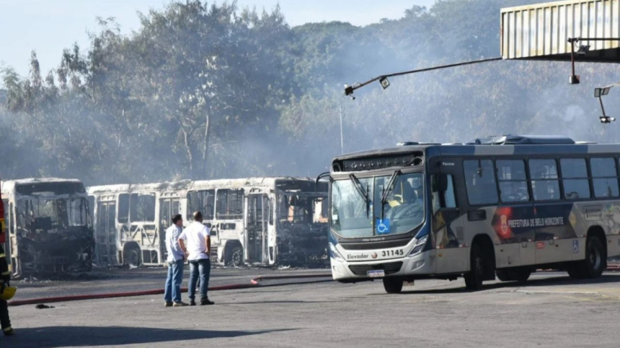 Incêndio destrói 27 ônibus em garagem de Belo Horizonte