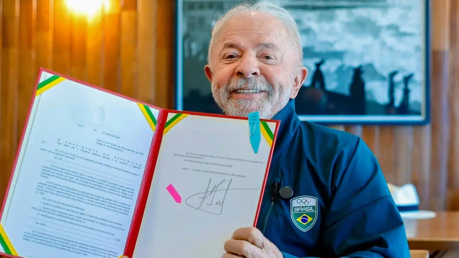 Lula sanciona lei que permite renovação automática da CNH 