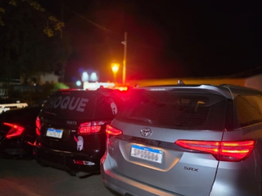 PM apreende 52 quilos de maconha e recupera dois veículos.