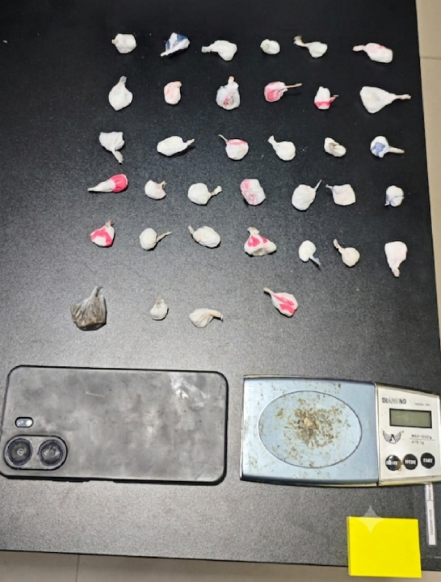 PM apreende droga e celular com adolescente