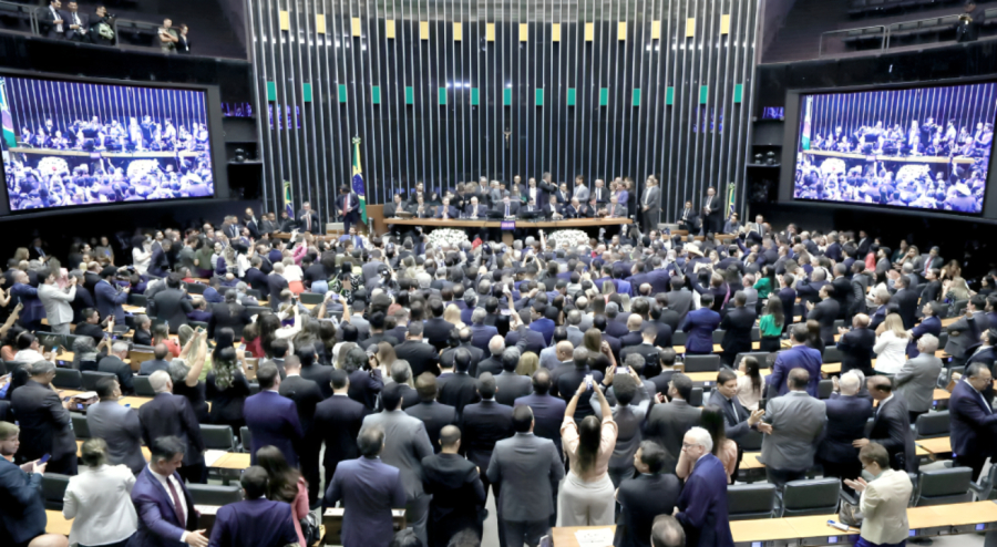 Redes sociais ampliam pressão sobre Congresso.