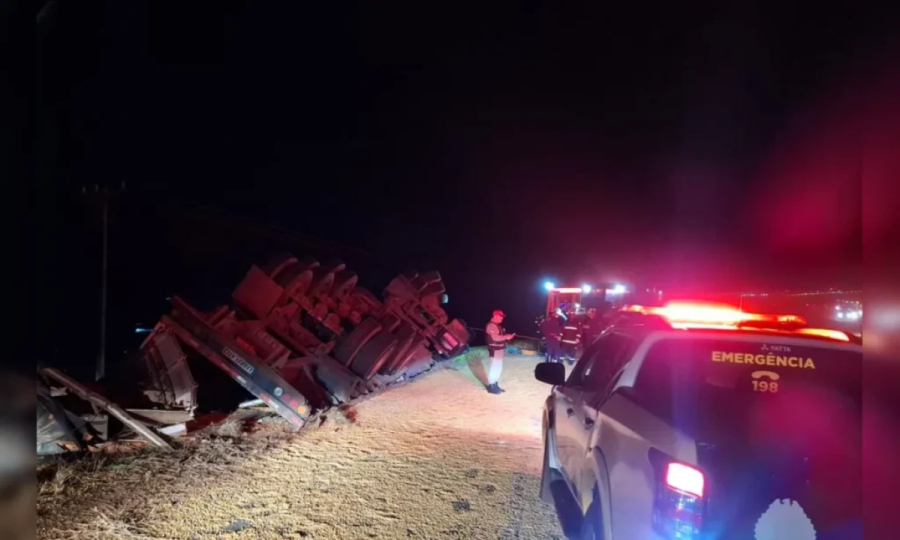 Motorista morre após tombamento de carreta na PR-454.