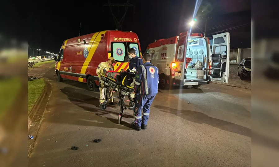 Motorista foge após atingir moto com casal.