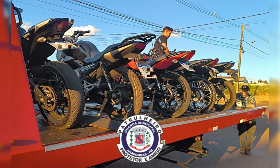 Motociclistas tentam se esconder para escapar da fiscalização