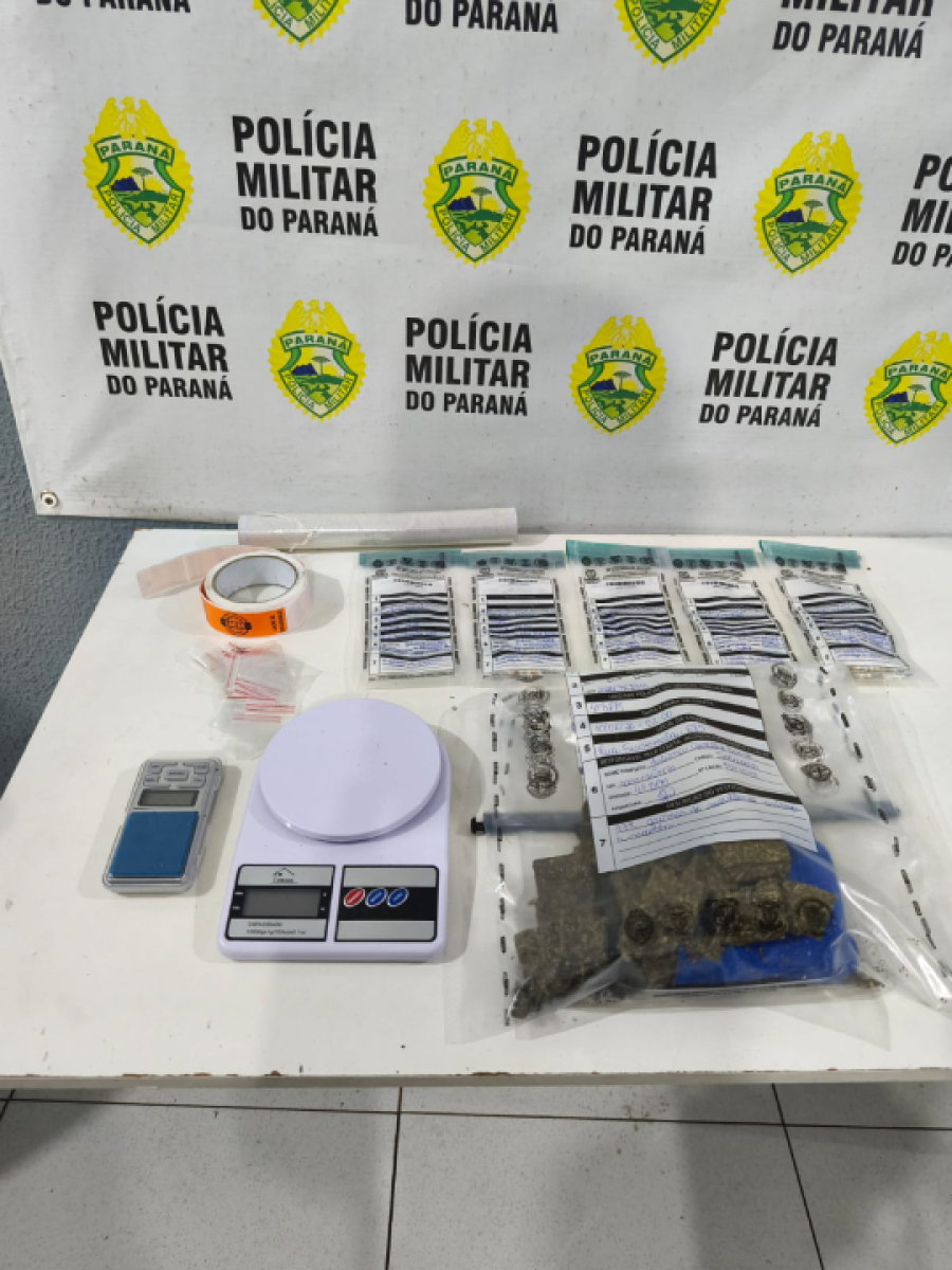 Denúncia leva à apreensão de drogas e prisão de suspeitos.