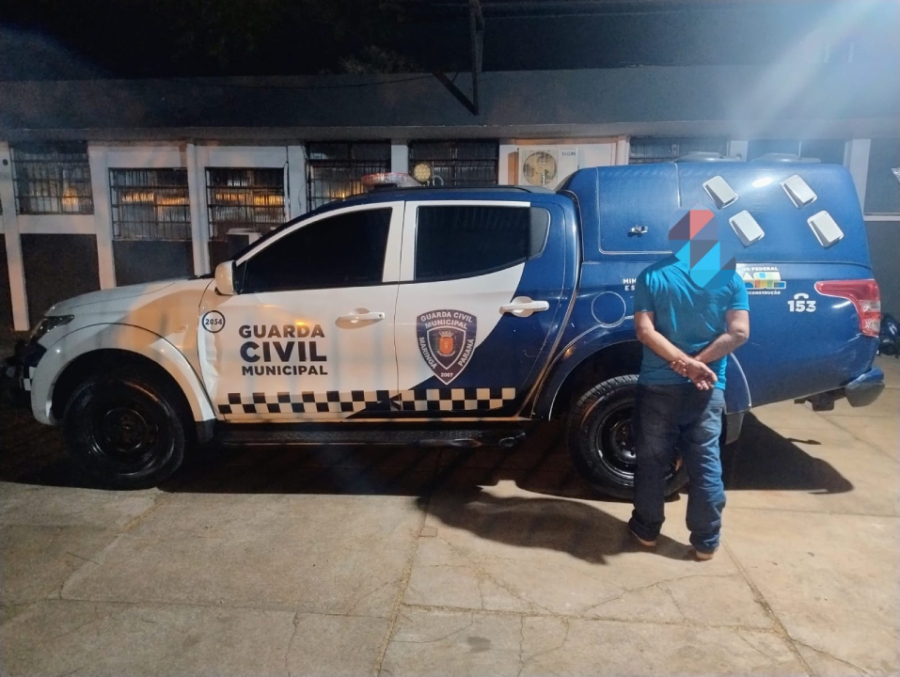 Motorista embriagado é preso após provocar acidente.