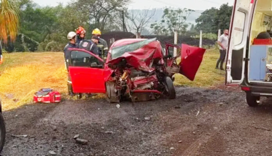 Mulher morre em colisão entre carro e caminhão.