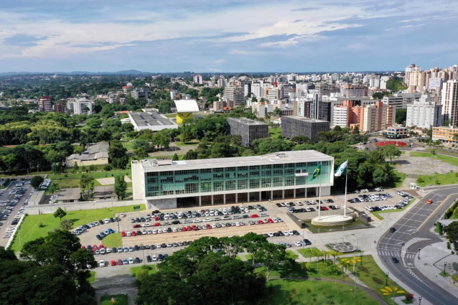  Moro lidera disputa pelo Palácio Iguaçu.