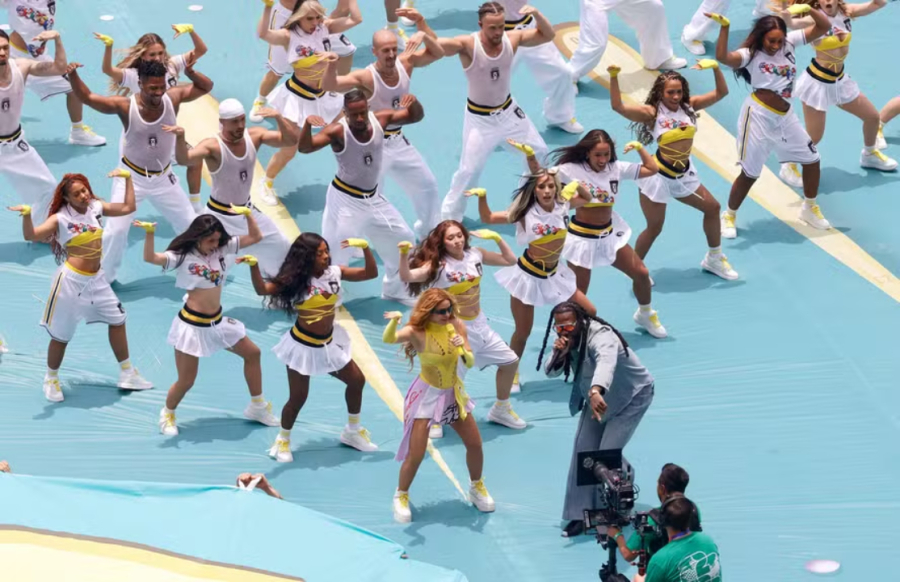 Astros do pop latino dão pontapé inicial na Copa.