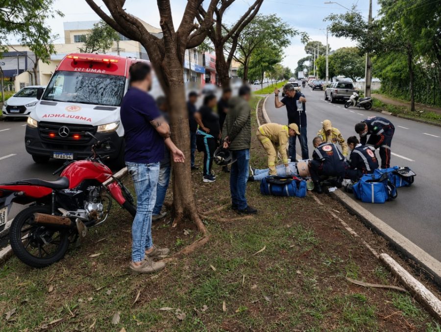 Motociclista bate contra árvore e é internado em estado grave