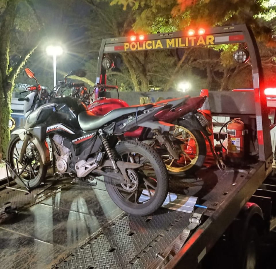 PM apreende moto sem placa e com pendências.