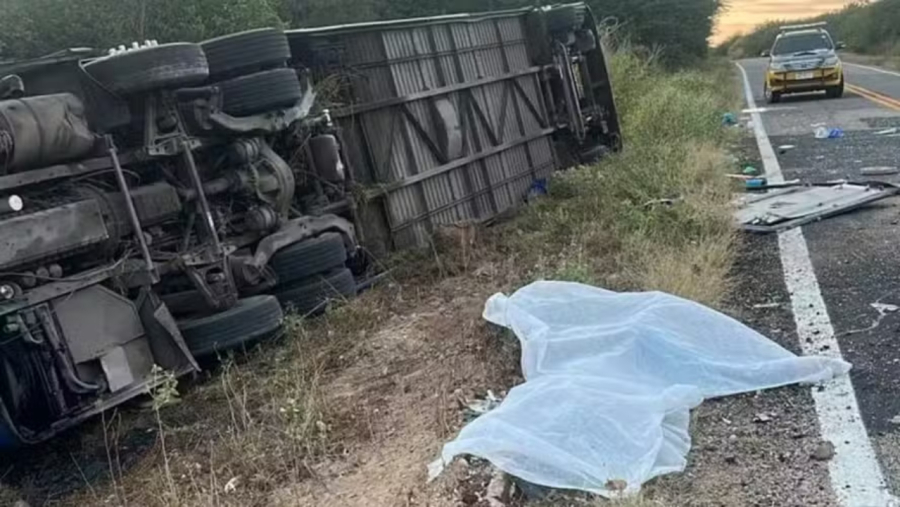 Sete jovens morrem após ônibus com time de basquete capotar. 