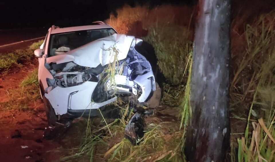Mulher fica ferida após carro bater em árvore na PR-218