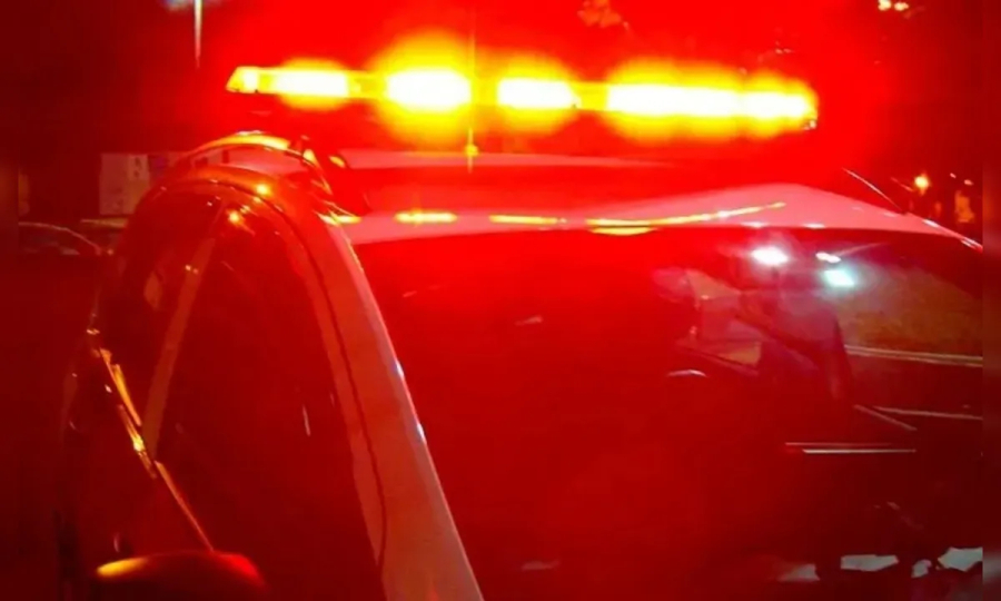Homem é baleado no rosto e ombro durante atentado.
