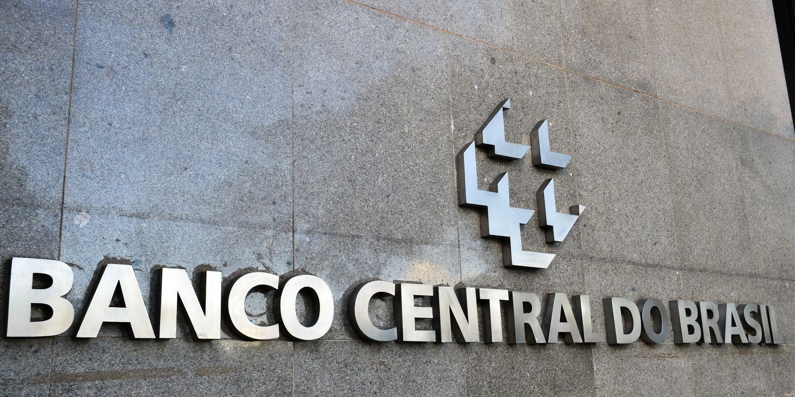 Copom reduz taxa Selic para 14,25%.