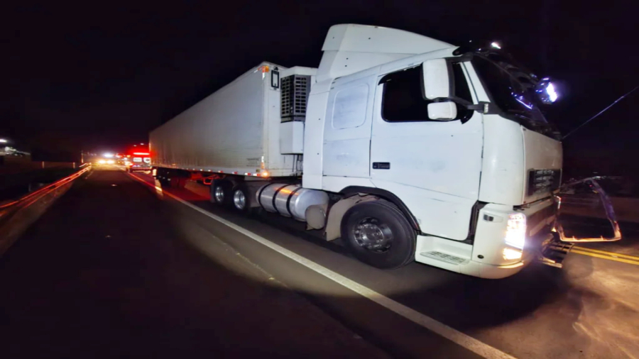 Homem morre atropelado por carreta na PR-323