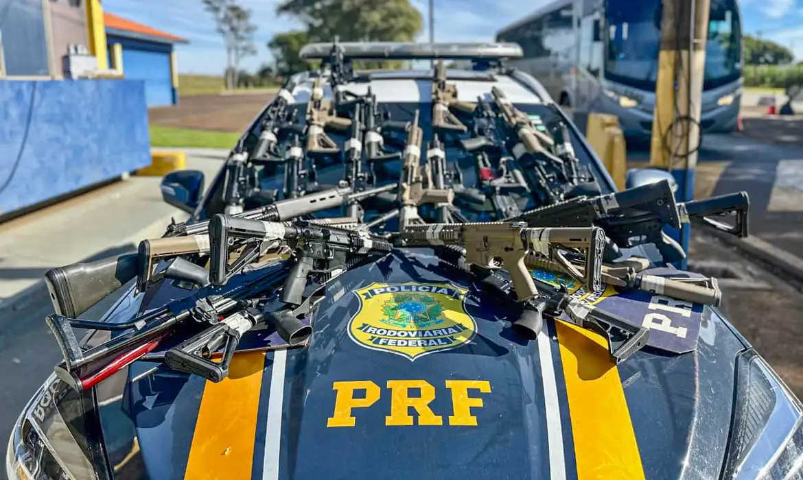 PRF apreende 26 fuzis, incluindo AK-47, de origem russa