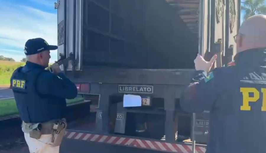 PRF flagra carreta com 1.984 quilos de maconha.