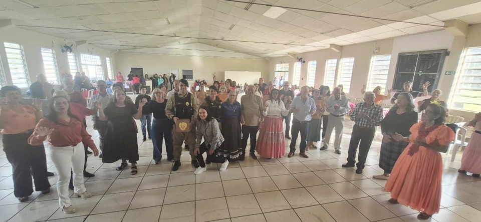 Patrulha orienta idosos sobre golpes 