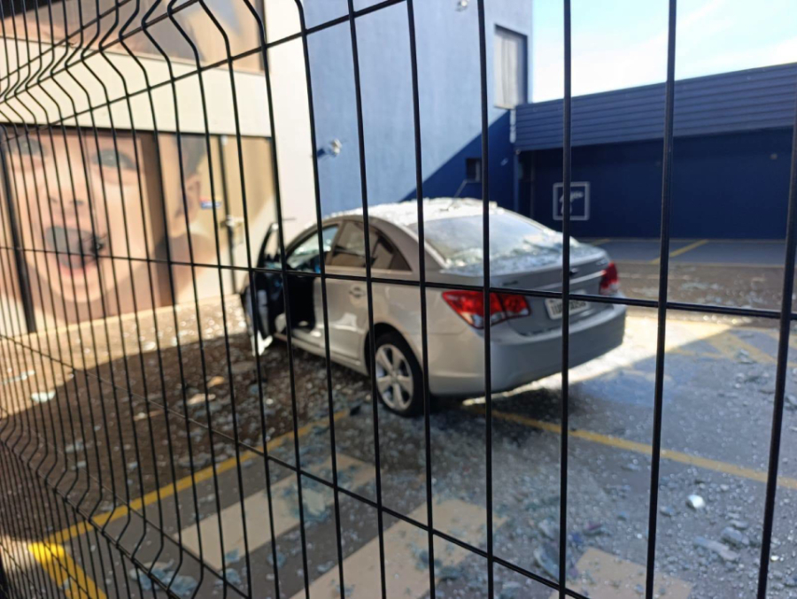 Motorista foge após invadir escola com carro.