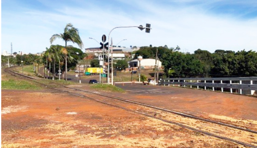 Jandaia busca solução para reduzir riscos em passagem ferroviária.