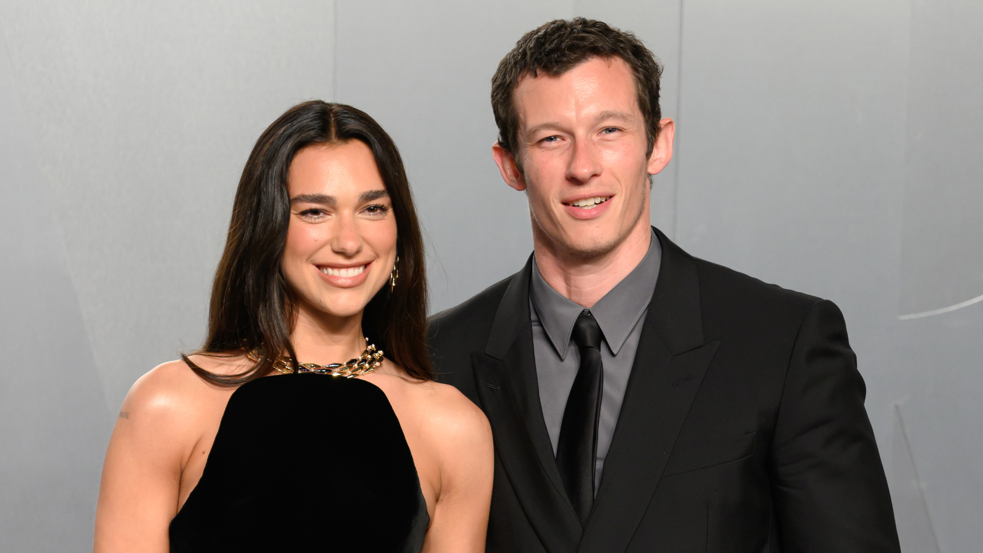 Dua Lipa revela primeiras fotos do casamento.