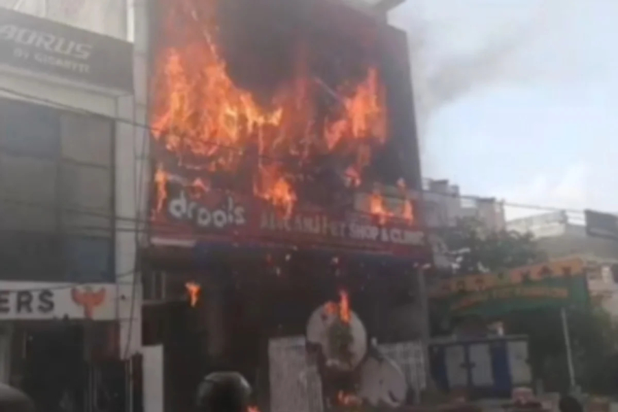 Incêndio em centro de jogos deixa 15 jovens mortos.