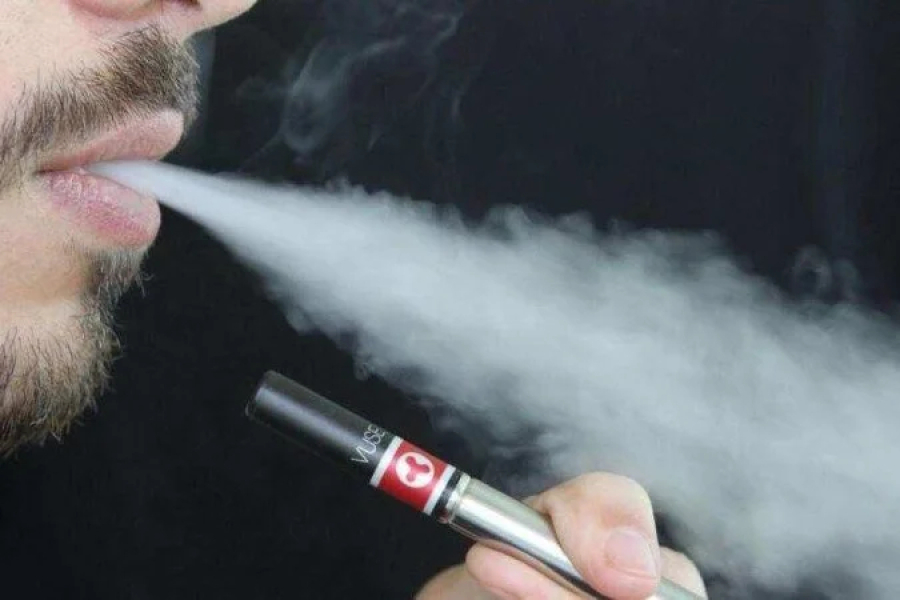 Nova revisão diz que cigarros eletrônicos têm potencial de causar câncer