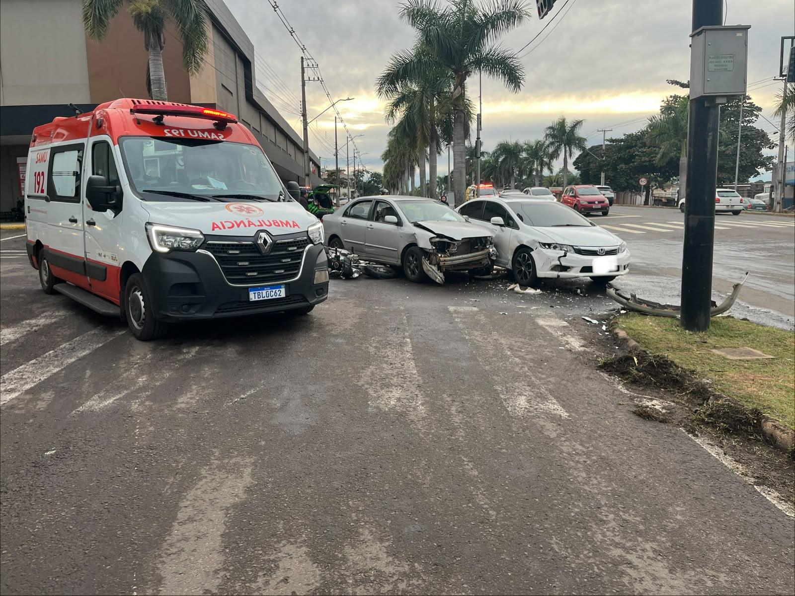 Acidente envolvendo três veículos deixa motociclista ferida em cruzamento